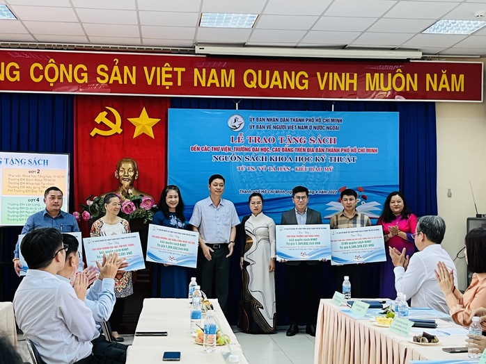 Một Việt kiều tặng hơn 10.000 cuốn sách khoa học kỹ thuật cho TP HCM - Ảnh 2.