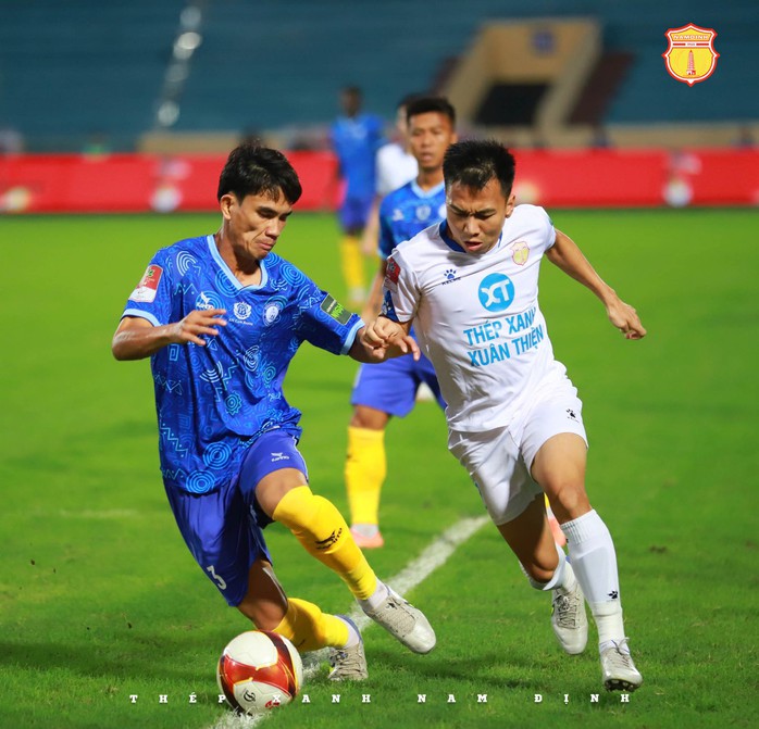 CLB Nam Định thoát thua phút cuối để tạm dẫn đầu V-League 2023 - Ảnh 1.