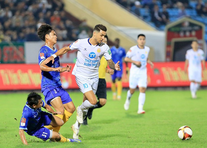 Nghiệp vụ trọng tài V-League tiếp tục bị chê bai - Ảnh 3.