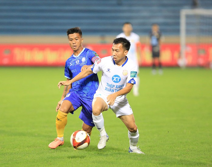 Nghiệp vụ trọng tài V-League tiếp tục bị chê bai - Ảnh 8.