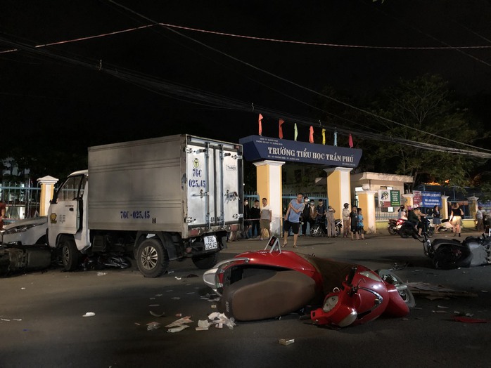 Tài xế xe tải lùa hàng loạt xe máy ở Quảng Ngãi có nồng độ cồn kịch khung - Ảnh 2.