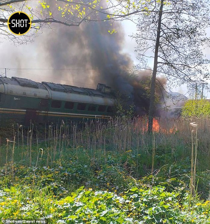 Tàu Nga trật bánh gần biên giới Ukraine, phát hiện vật lạ trên đường ray - Ảnh 2.