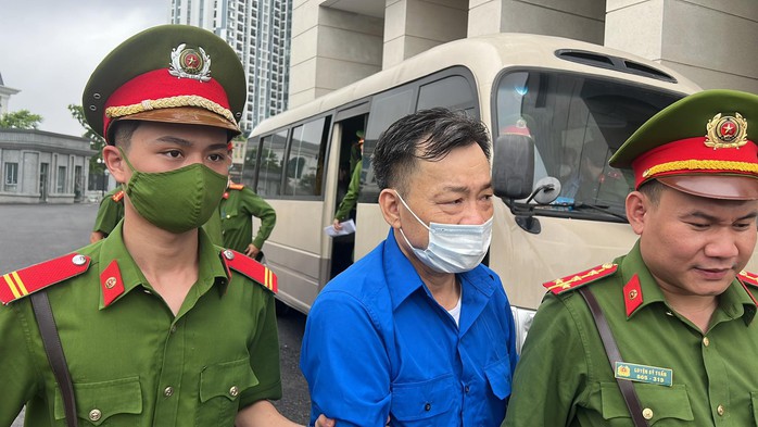 CLIP: Cựu chủ tịch, phó chủ tịch UBND Bình Thuận mặc áo xanh, đi dép lê tới tòa - Ảnh 3.