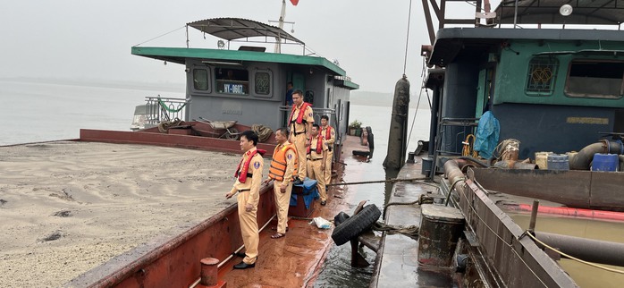 Bắt quả tang tàu hút cát trái phép trên sông Hồng trong đêm - Ảnh 1.