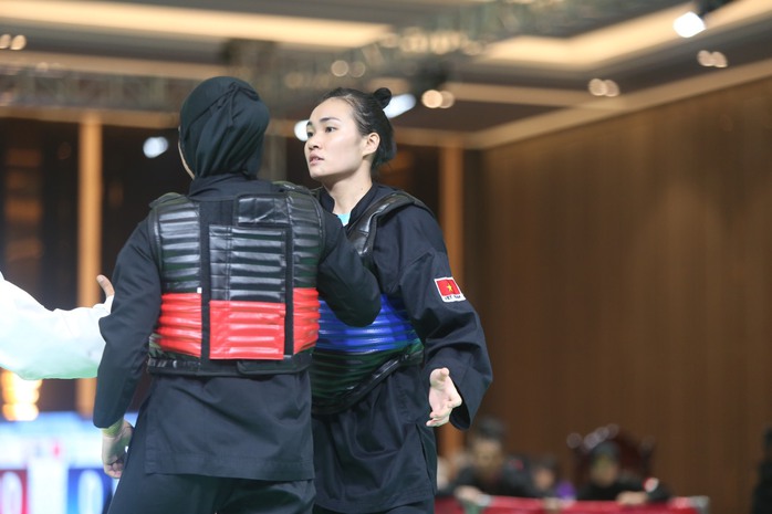 Tuyển Pencak Silat Việt Nam giành vàng sau cú bẻ tay, HLV Indonesia nổi đóa - Ảnh 7.