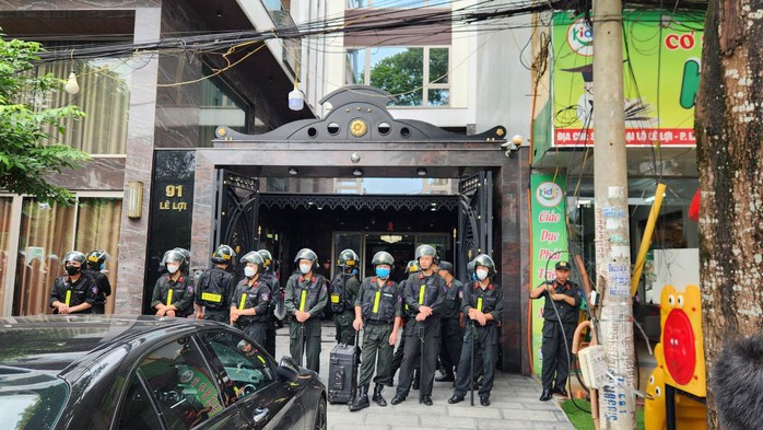 CLIP: Hàng chục cảnh sát xuất hiện trước nhà trùm giang hồ Tuấn thần đèn ở Thanh Hóa - Ảnh 10.
