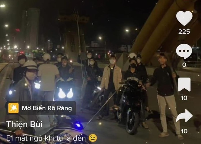 Xử lý nhóm người mang dao phóng lợn check-in tại cầu Rồng, Đà Nẵng - Ảnh 2.