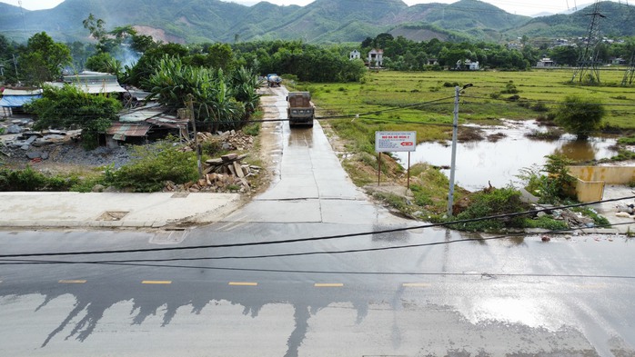 Đà Nẵng: Doanh nghiệp tự ý san lấp đất ruộng để mở đường vận chuyển đá - Ảnh 3.