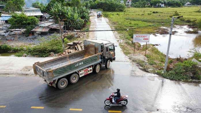 Đà Nẵng: Doanh nghiệp tự ý san lấp đất ruộng để mở đường vận chuyển đá - Ảnh 2.