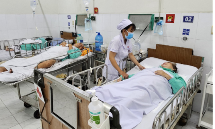TP HCM: Bệnh viện thiếu điều dưỡng vì việc nhiều, lương thấp - Ảnh 2.