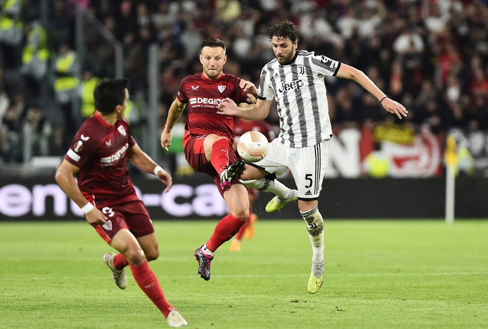Juventus cầm hòa vua đấu cúp, Mourinho thót tim với AS Roma - Ảnh 1.