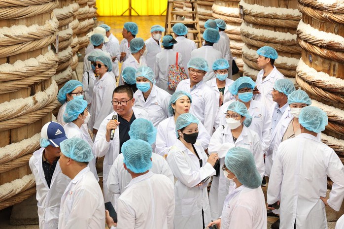 12 tháng ròng, hơn 26.000 tấn cá, hàng triệu chai nước mắm Chin-su, Nam Ngư mỗi năm - Ảnh 1. 12 tháng ròng, hơn 26.000 tấn cá, hàng triệu chai nước mắm Chin-su, Nam Ngư mỗi năm - Ảnh 1.