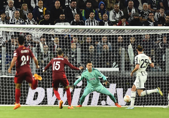 Juventus cầm hòa vua đấu cúp, Mourinho thót tim với AS Roma - Ảnh 2.