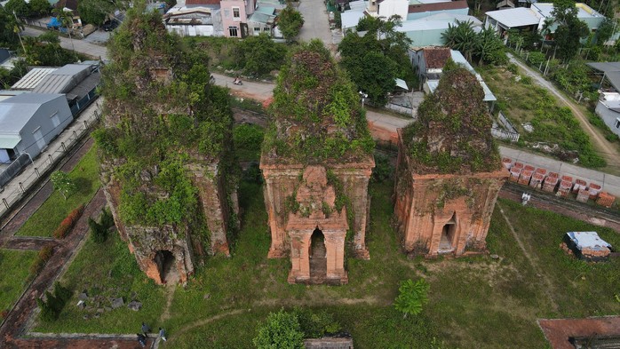 Tháp Khương Mỹ ở Quảng Nam trùng tu 12,6 tỉ, mới nửa năm gạch bị muối hóa, rêu bám đầy - Ảnh 10.