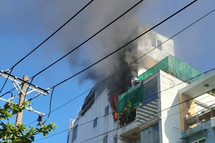 Cháy lớn trong căn nhà 4 tầng, nhiều người ôm tài sản tháo chạy - Ảnh 1.