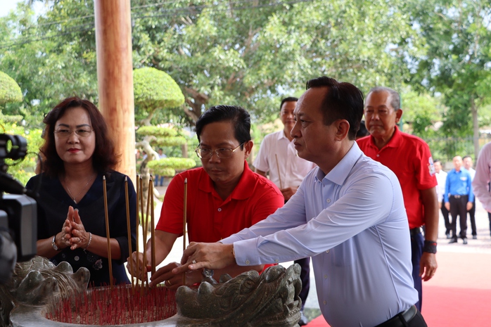 Rực rỡ Đường cờ Tổ quốc tại đền thờ Chủ tịch Hồ Chí Minh ở Bạc Liêu - Ảnh 2.