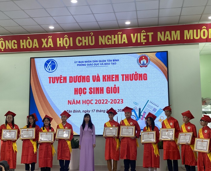 Vì sao Trường THPT Nguyễn Thượng Hiền luôn ở đỉnh cao tuyển sinh lớp 10? - Ảnh 2.