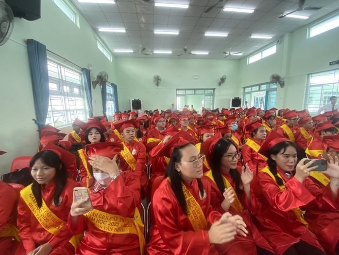 Vì sao Trường THPT Nguyễn Thượng Hiền luôn ở đỉnh cao tuyển sinh lớp 10? - Ảnh 1.