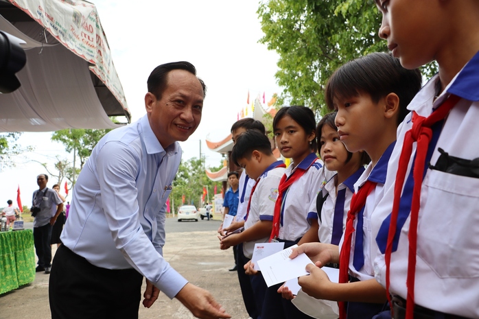 Rực rỡ Đường cờ Tổ quốc tại đền thờ Chủ tịch Hồ Chí Minh ở Bạc Liêu - Ảnh 14.