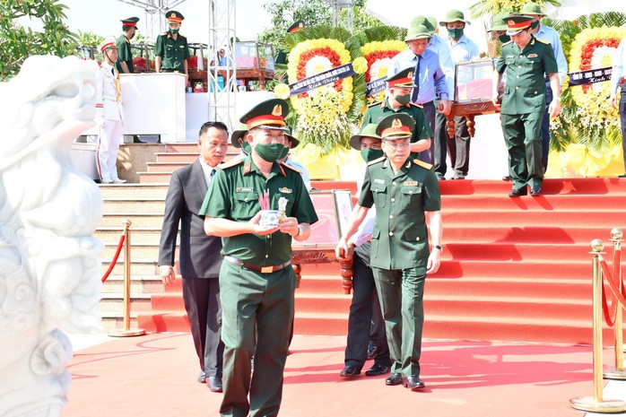 Quảng Bình tổ chức lễ truy điệu, an táng 19 liệt sĩ hi sinh tại Lào - Ảnh 2.