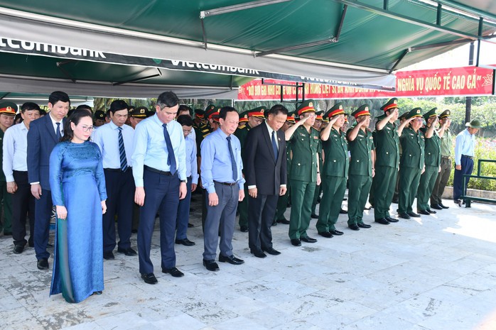 Quảng Bình tổ chức lễ truy điệu, an táng 19 liệt sĩ hi sinh tại Lào - Ảnh 6.