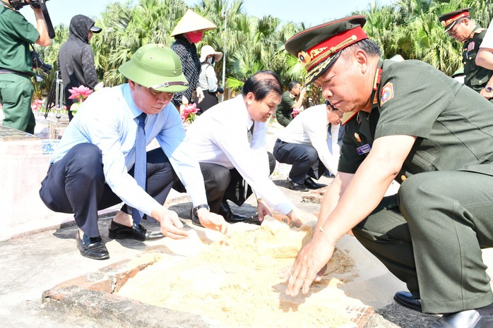 Quảng Bình tổ chức lễ truy điệu, an táng 19 liệt sĩ hi sinh tại Lào - Ảnh 5.