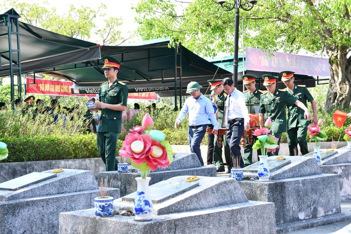 Quảng Bình tổ chức lễ truy điệu, an táng 19 liệt sĩ hi sinh tại Lào - Ảnh 8.