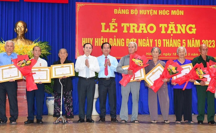 Lãnh đạo TP HCM trao Huy hiệu Đảng - Ảnh 1.