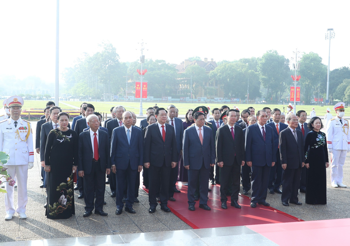 Lãnh đạo Đảng và Nhà nước vào Lăng viếng Chủ tịch Hồ Chí Minh - Ảnh 1.