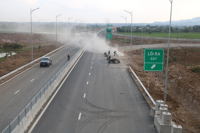 Ngày 19-5, ôtô được lưu thông trên 2 tuyến cao tốc Nha Trang - Cam Lâm và Vĩnh Hảo - Phan Thiết - Ảnh 2.
