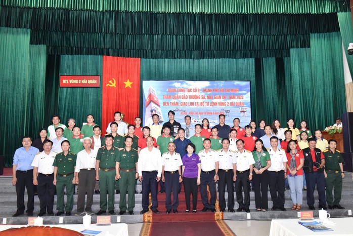 Đoàn đại biểu TP HCM thăm Vùng 2 Hải quân - Ảnh 1.