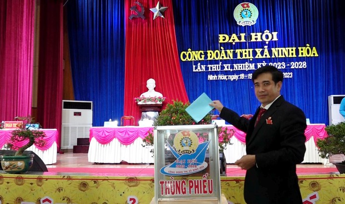 Ông Nguyễn Hữu Nam tái đắc cử Chủ tịch LĐLĐ thị xã Ninh Hòa - Ảnh 6.