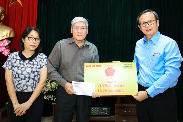 Mai Vàng tri ân tặng quà nhạc sĩ Vương Khon và nhà văn Huỳnh Nguyên tại Lai Châu - Ảnh 1.