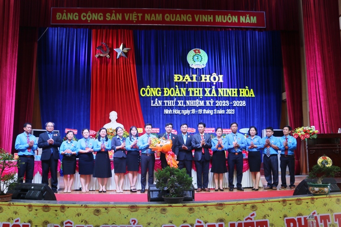 Ông Nguyễn Hữu Nam tái đắc cử Chủ tịch LĐLĐ thị xã Ninh Hòa - Ảnh 4.