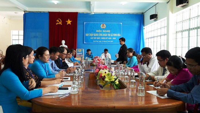 Ông Nguyễn Hữu Nam tái đắc cử Chủ tịch LĐLĐ thị xã Ninh Hòa - Ảnh 5.