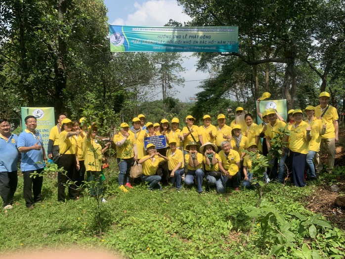 Đoàn đại biểu người Việt Nam ở nước ngoài trồng cây nhớ ơn Bác Hồ - Ảnh 1.