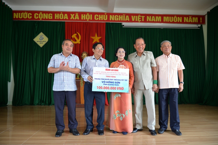 Trao tặng 100 triệu đồng cho Trung tâm Nuôi dạy trẻ khuyết tật Võ Hồng Sơn - Ảnh 1.