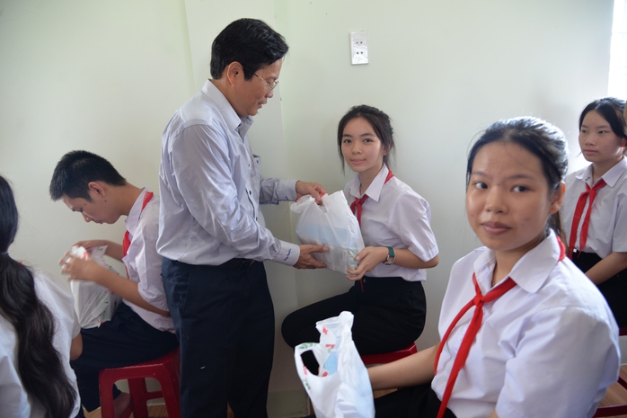 Trao tặng 100 triệu đồng cho Trung tâm Nuôi dạy trẻ khuyết tật Võ Hồng Sơn - Ảnh 3.