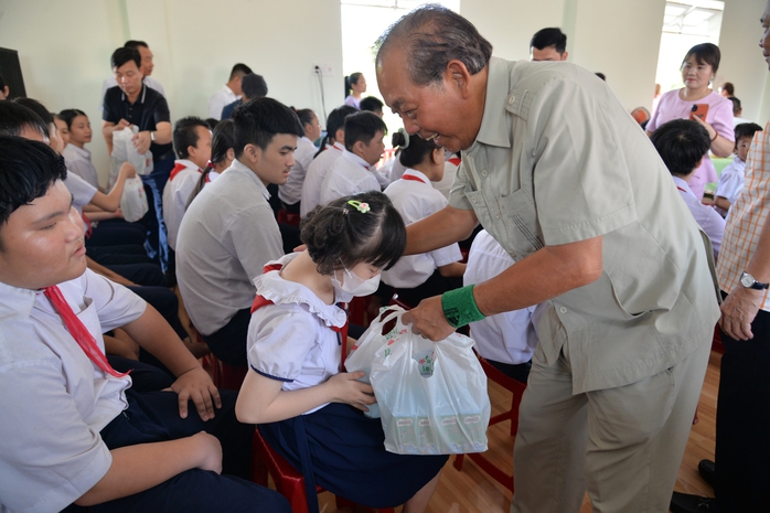 Trao tặng 100 triệu đồng cho Trung tâm Nuôi dạy trẻ khuyết tật Võ Hồng Sơn - Ảnh 2.
