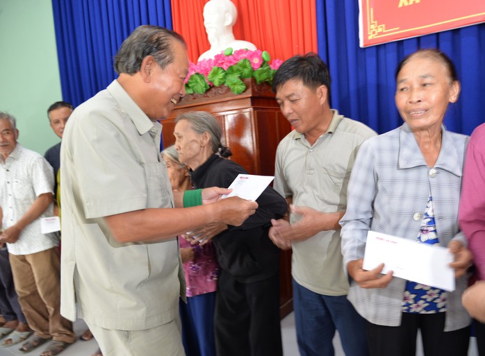 Trao 300 triệu đồng hỗ trợ người dân 2 xã khó khăn ở Quảng Ngãi - Ảnh 2.