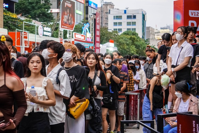 CLIP: Dòng người ken cứng trên phố đi bộ Nguyễn Huệ xem đại nhạc hội miễn phí - Ảnh 3.