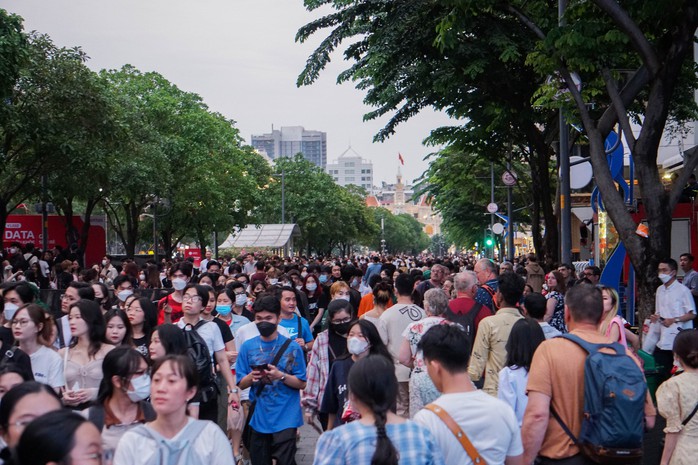 CLIP: Dòng người ken cứng trên phố đi bộ Nguyễn Huệ xem đại nhạc hội miễn phí - Ảnh 1.