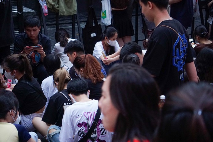 CLIP: Dòng người ken cứng trên phố đi bộ Nguyễn Huệ xem đại nhạc hội miễn phí - Ảnh 6.