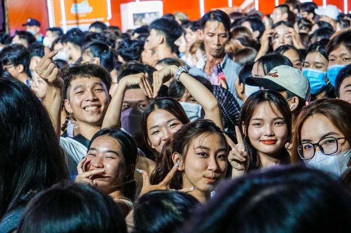 CLIP: Dòng người ken cứng trên phố đi bộ Nguyễn Huệ xem đại nhạc hội miễn phí - Ảnh 10.