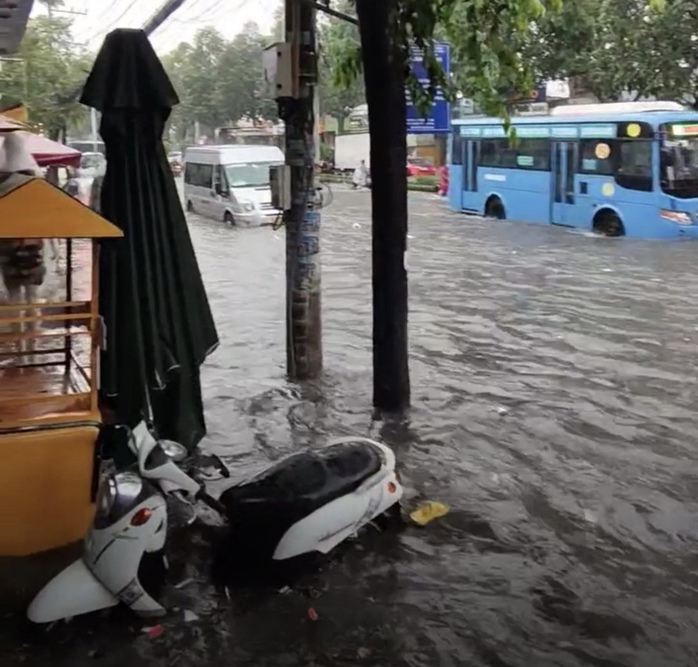 CLIP:  Ngập kinh hoàng ở TP Biên Hòa, nhiều người chỉ biết than trời! - Ảnh 5.