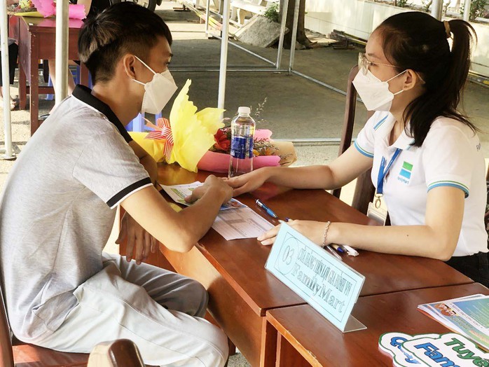 Gần 1.000 vị trí việc làm đang chờ người lao động - Ảnh 1. Gần 1.000 vị trí việc làm đang chờ người lao động - Ảnh 1.