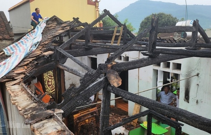 Ngôi nhà đồ đạc liên tục bốc cháy bất thường ở Thanh Hóa bị cháy rụi - Ảnh 1.