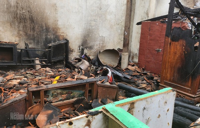 Ngôi nhà đồ đạc liên tục bốc cháy bất thường ở Thanh Hóa bị cháy rụi - Ảnh 2.