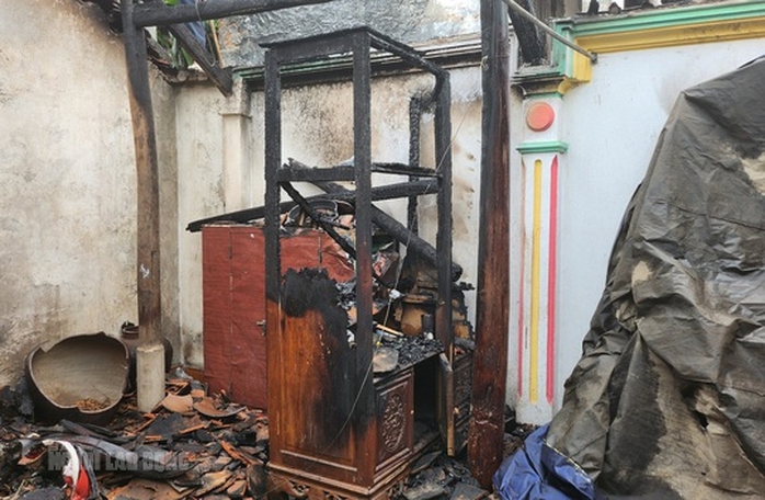 Ngôi nhà đồ đạc liên tục bốc cháy bất thường ở Thanh Hóa bị cháy rụi - Ảnh 3.