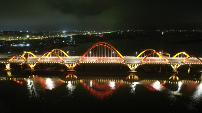 Nguồn sáng cho cây cầu Tình Yêu bị phá hoại, thiệt hại tiền tỉ - Ảnh 3.